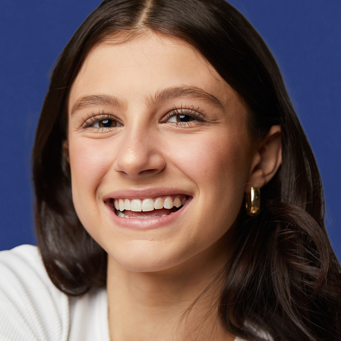 Teen smiling after Invisalign treatment in Kenilworth IL | Shoreview Orthodontics
